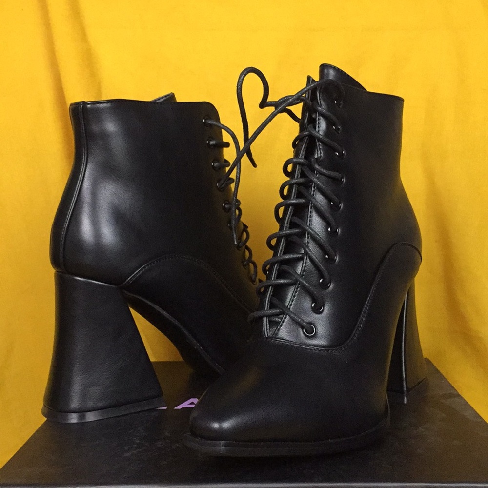 Pointed toe Chunky heel boots